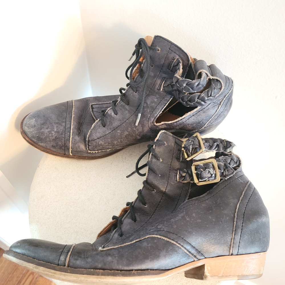 Latigo Anthro Distressed Leather Abi Buckle Boots size 9